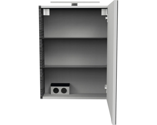 Offener Badezimmer-Spiegelschrank mit zwei Glaseinlegeböden, integrierter Steckdose und einer Aufsatzleuchte.