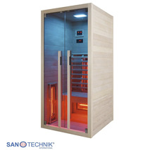 Sanotechnik Infrarotkabine aus Holz mit Glasfront, Türgriffen, Sitzbank, Heizelementen und digitaler Steuerung. Sanotechnik Logo.