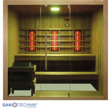 Innenansicht einer modernen Kombisauna aus Holz mit zwei Sitzbänken, Glasfront, Saunaofen und drei Infrarotstrahlern. Sanotechnik Logo.