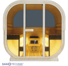 Ovale Außensauna aus hellem Holz mit Glasfront, Innenbänken, Saunaofen und integrierter Beleuchtung. Sanotechnik Logo.