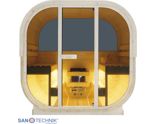 Ovale Außensauna aus hellem Holz mit Glasfront, Innenbänken, Saunaofen und integrierter Beleuchtung. Sanotechnik Logo.