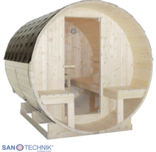 Fasssauna aus Holz mit Glastür, Innenbänken, Außenbereich und dunklem Schindeldach. Sanotechnik Logo.