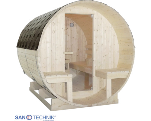 Fasssauna aus Holz mit Glastür, Innenbänken, Außenbereich und dunklem Schindeldach. Sanotechnik Logo.