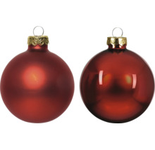 Zwei rote Weihnachtskugeln aus Glas, eine matt und eine glänzend, mit goldfarbenen Kappen und Ösen.