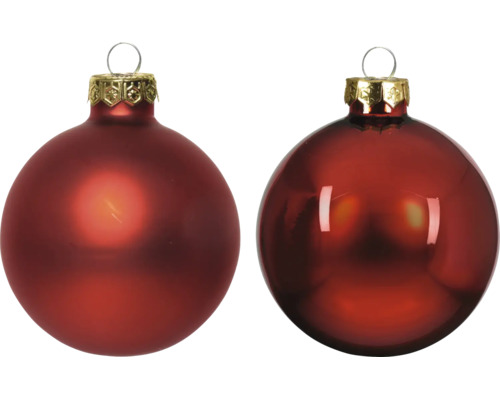 Zwei rote Weihnachtskugeln aus Glas, eine matt und eine glänzend, mit goldfarbenen Kappen und Ösen.