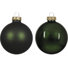 Zwei grüne Christbaumkugeln aus Glas, eine matt und eine glänzend, mit goldfarbenen Aufhängern.