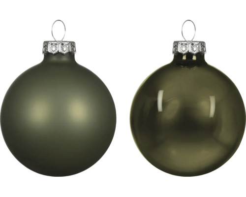 Zwei dunkelgrüne Christbaumkugeln, eine matt und eine glänzend, mit silberner Kappe.