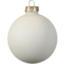 Matte, weiße Weihnachtskugel aus Glas mit goldfarbenem Aufhänger.