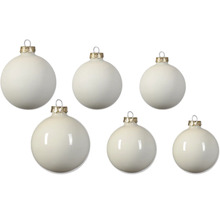 Sechs weiße Weihnachtskugeln, drei matt und drei glänzend, mit goldfarbenen Kappen und Drahtbügeln zum Aufhängen.