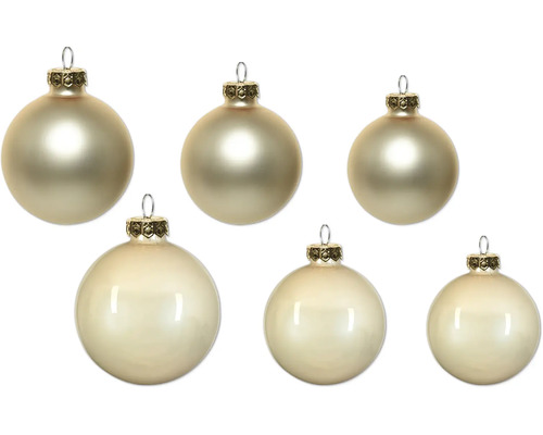 Sechs champagnerfarbene Weihnachtskugeln aus Glas, matt und glänzend, in drei verschiedenen Größen.