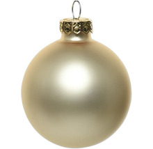 Matte, champagnerfarbene Christbaumkugel aus Glas mit Metallkappe und Aufhängeschleife.