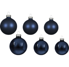 Sechs dunkelblaue Weihnachtskugeln in matter und glänzender Ausführung mit silbernen Aufhängekappen.