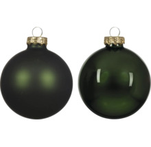 Zwei dunkelgrüne Weihnachtskugeln, eine matt und eine glänzend, mit goldfarbenen Aufhängern.