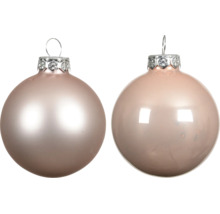 Zwei runde Christbaumkugeln, eine matt und eine glänzend, mit silberfarbenen Zierkappen und Aufhängeschlaufen.