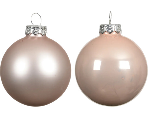 Zwei runde Christbaumkugeln, eine matt und eine glänzend, mit silberfarbenen Zierkappen und Aufhängeschlaufen.