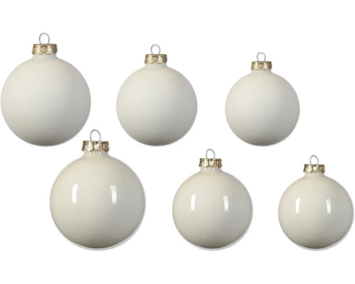 Sechs weiße Weihnachtskugeln, drei matt und drei glänzend, mit goldfarbenen Kappen und Drahtbügeln zum Aufhängen.