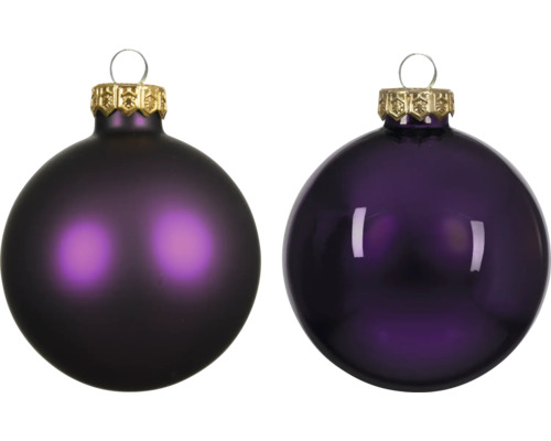 Zwei lilafarbene Weihnachtskugeln aus Glas, eine matt und eine glänzend, mit goldfarbenen Kappen zum Aufhängen.
