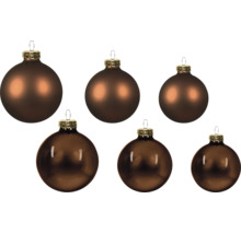 Sechs braune Weihnachtskugeln, drei matt und drei glänzend, mit goldfarbenen Kappen.