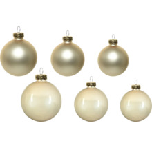 Sechs champagnerfarbene Weihnachtskugeln aus Glas, matt und glänzend, in drei verschiedenen Größen.