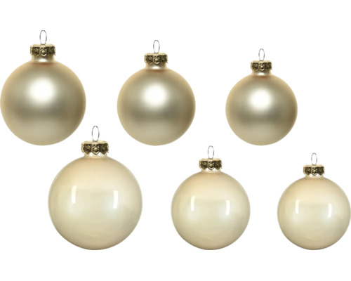 Sechs champagnerfarbene Weihnachtskugeln aus Glas, matt und glänzend, in drei verschiedenen Größen.