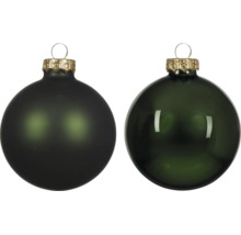 Zwei dunkelgrüne Weihnachtskugeln aus Glas, eine matt und eine glänzend, mit goldfarbenem Hütchen und Öse.
