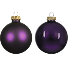 Zwei lilafarbene Weihnachtskugeln aus Glas, eine matt und eine glänzend, mit goldfarbenen Kappen zum Aufhängen.