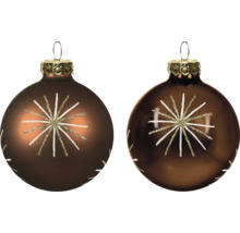 Zwei braune Christbaumkugeln aus Glas mit Sternmuster in Weiß und Gold-Glitzer, eine glänzende und eine matte Oberfläche.