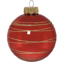 Rote glänzende Weihnachtskugel mit horizontalen goldenen Glitzerstreifen und goldener Kappe.