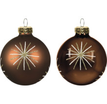 Zwei braune Weihnachtskugeln mit Sternenmuster aus weißen Linien und Goldglitzer, eine matt und eine glänzend.