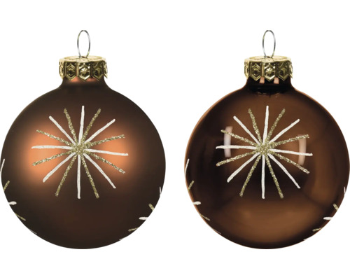 Zwei braune Weihnachtskugeln mit Sternenmuster aus weißen Linien und Goldglitzer, eine matt und eine glänzend.