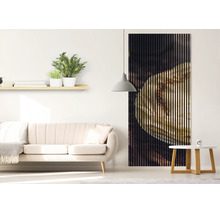 Modernes helles Wohnzimmer mit großem Akustikpaneel aus vertikalen Holzlamellen mit Bildmotiv neben einem hellen Sofa.