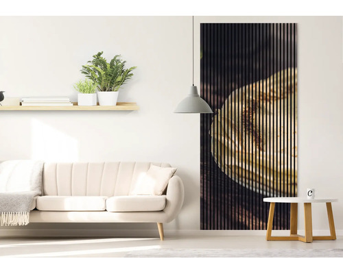 Modernes helles Wohnzimmer mit großem Akustikpaneel aus vertikalen Holzlamellen mit Bildmotiv neben einem hellen Sofa.