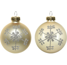 Zwei champagnerfarbene Christbaumkugeln aus Glas mit silbernem Schneeflocken-Glitzermotiv und goldener Kappe.