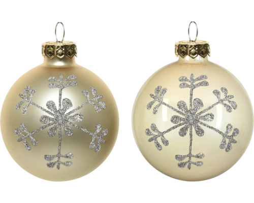 Zwei champagnerfarbene Christbaumkugeln aus Glas mit silbernem Schneeflocken-Glitzermotiv und goldener Kappe.