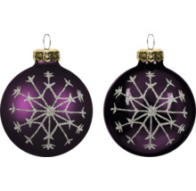 Zwei lilafarbene Weihnachtskugeln mit silbernem Glitzer-Schneeflockenmotiv, eine matt und eine glänzend, mit goldfarbener Aufhängung.