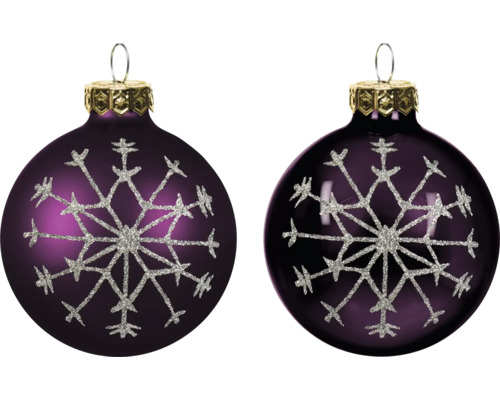 Zwei lilafarbene Weihnachtskugeln mit silbernem Glitzer-Schneeflockenmotiv, eine matt und eine glänzend, mit goldfarbener Aufhängung.