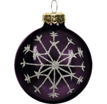 Dunkelviolette Christbaumkugel aus Glas mit einer großen silbernen Glitzer-Schneeflocke und goldfarbenem Aufhänger.