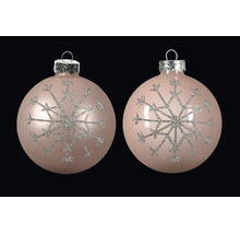 Zwei runde rosa Christbaumkugeln mit einem silbernen Glitzer-Schneeflocken-Muster und einer silbernen Aufhängeöse.