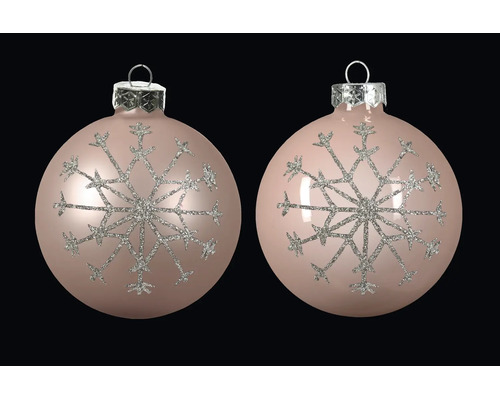 Zwei runde rosa Christbaumkugeln mit einem silbernen Glitzer-Schneeflocken-Muster und einer silbernen Aufhängeöse.