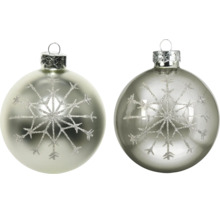 Zwei silberne Weihnachtskugeln in matt und glänzend mit Schneeflocken-Motiv und Glitzer.