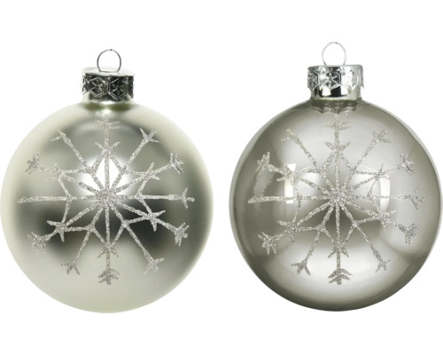 Zwei silberne Weihnachtskugeln in matt und glänzend mit Schneeflocken-Motiv und Glitzer.