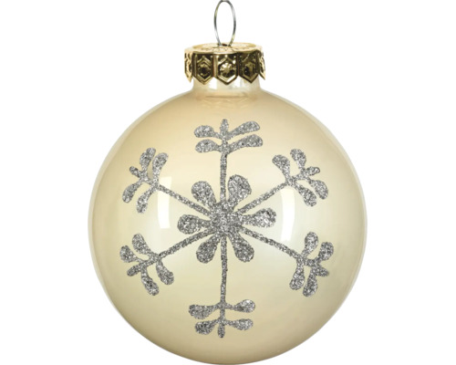 Cremefarbene Christbaumkugel aus Glas mit silbernem, glitzerndem Schneeflocken-Dekor und goldener Kappe.