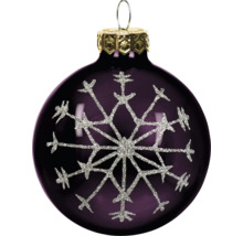 Lila Weihnachtskugel aus Glas mit großer silberner Glitzer-Schneeflocke und goldener Kappe.