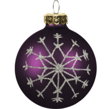 Lila Christbaumkugel mit silbernem Glitzer-Schneeflockenmotiv, goldfarbener Kappe und Drahtöse.