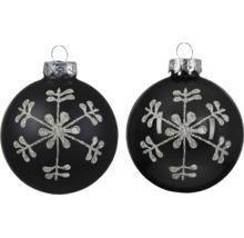 Zwei schwarze Weihnachtskugeln mit silbernen Glitzerschneeflocken, eine matt und eine glänzend.