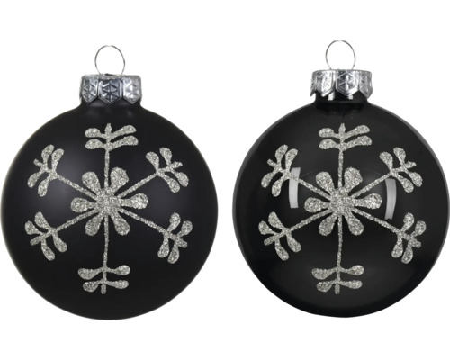 Zwei schwarze Weihnachtskugeln mit silbernen Glitzerschneeflocken, eine matt und eine glänzend.