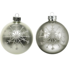 Zwei Christbaumkugeln aus Glas mit glitzerndem Schneeflocken-Motiv und silberner Aufhängung.