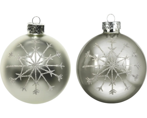 Zwei Christbaumkugeln aus Glas mit glitzerndem Schneeflocken-Motiv und silberner Aufhängung.