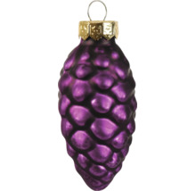 Christbaumschmuck in Form eines Tannenzapfens aus Glas in Violett mit goldener Aufhängung.