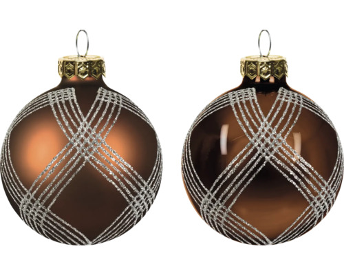 Zwei braune Christbaumkugeln mit silbernem Glitzermuster, eine matt und eine glänzend